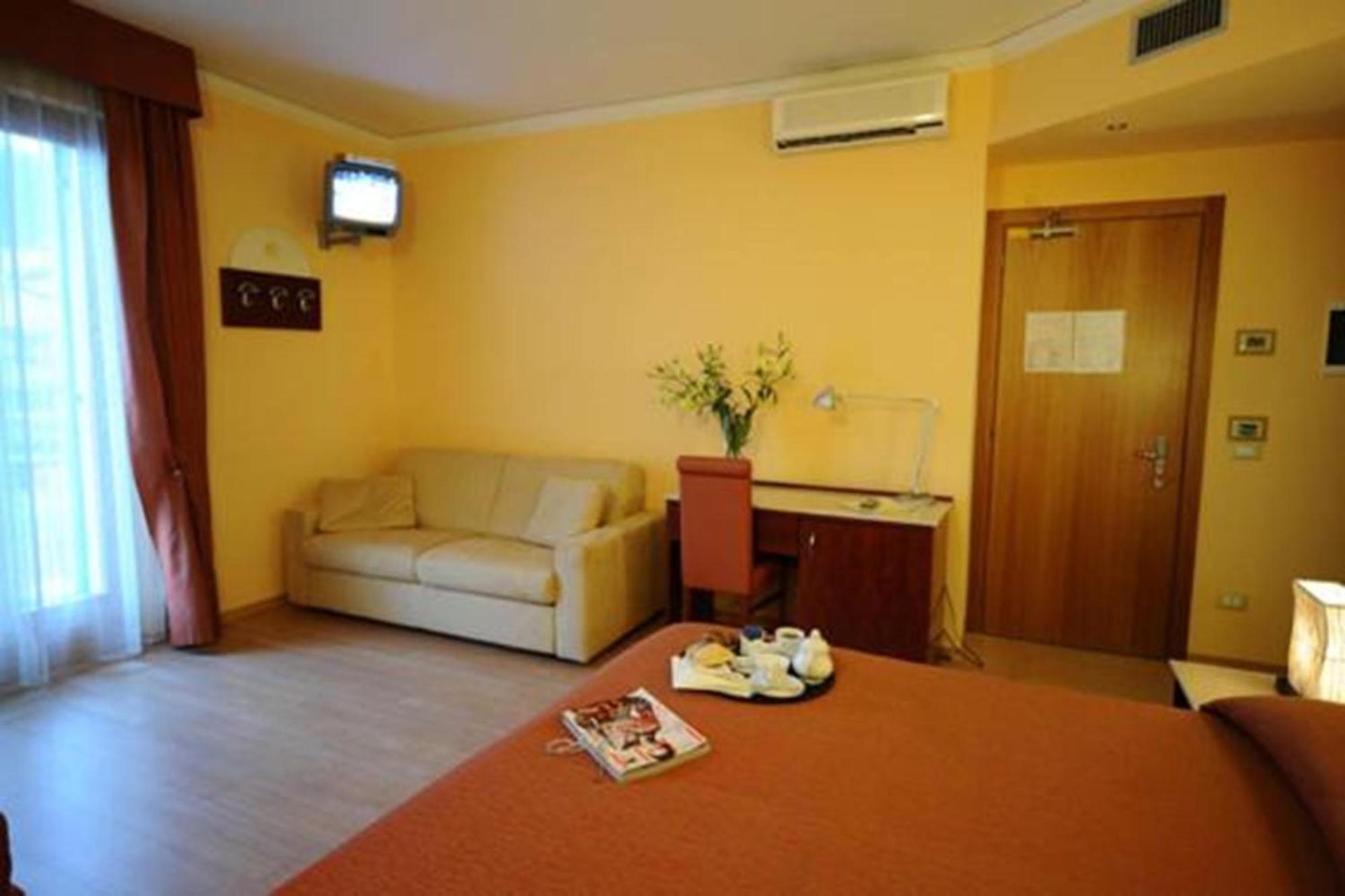 Hotel Al Sole - Enjoy Holiday คาวาญอง เวโรเนเซ ภายนอก รูปภาพ